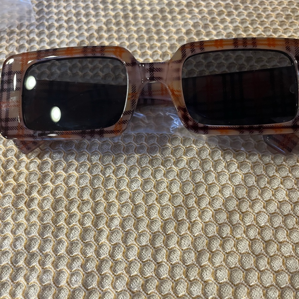 Nwot Fun Fashionable Plaid Rectangular Sunglasses - image 5